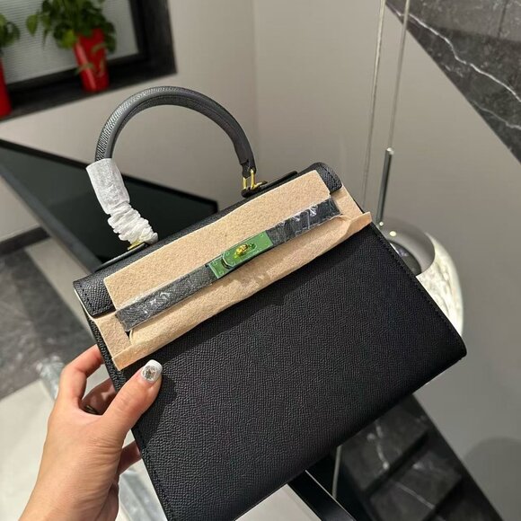 Embrace elegance with the timeless Hermes Mini Kelly Bag. A  Classic Hermes Bag: A Stylish and Versatile Choice for Elegance